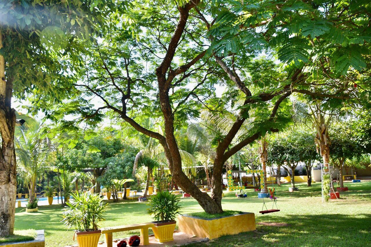 Área de lazer coberta com mesa de sinuca