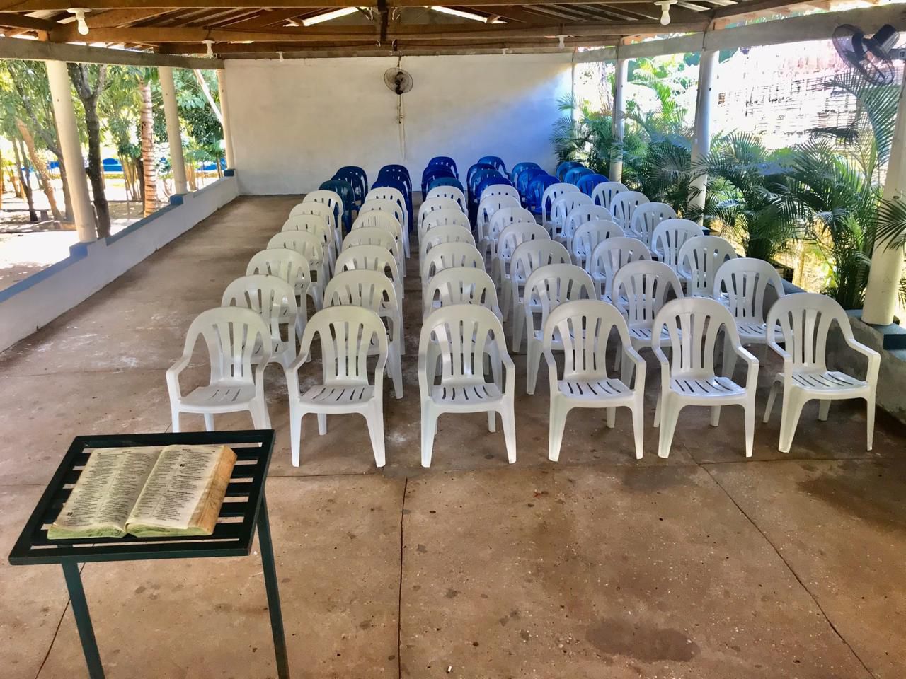 Jardim decorado e acolhedor